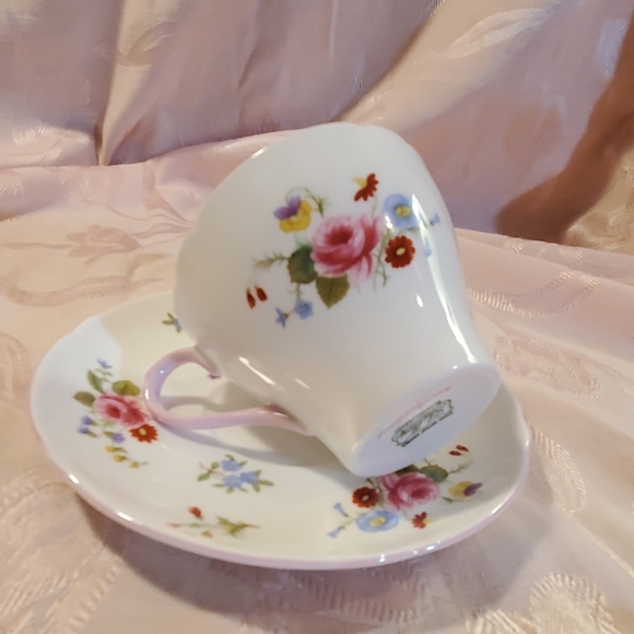 SHELLEY "Rose & Red Daisy" Teacup/saucer set - Picture 8 of 8